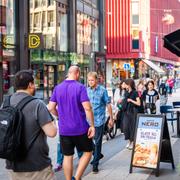 Folk på Drottninggatan i Stockholm.