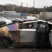 En utbrunnen Tesla cybertruck på en parkeringsplats i Seattle. Arkivbild. 