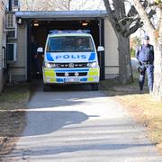 Den misstänkte för Vetlandaattacken körs i polisbil till häktningsförhandlingen i Eksjö tingsrätt