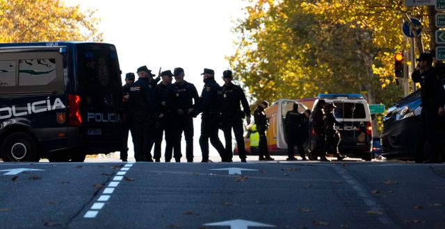 Spanska poliser utanför USA:s ambassad i Madrid som mottog en brevbomb.  Paul White / AP