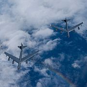 Amerikanska B52-plan som flyger med sydkoreanska USA-tillverkade jaktplan. Illustratoionsbild.