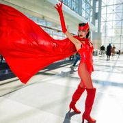 Cosplayer utklädd till Marvelkaraktären Scarlet Witch, på seriefestivalen Comic-Con i New York 2023.