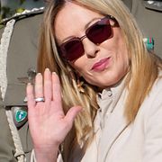 Giorgia Meloni har försvarat påven Leo efter Trumps attacker, samtidigt som hon kritiserat kriget i Iran och tagit avstånd från USA:s linje.