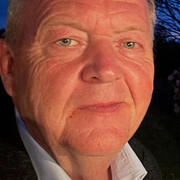 Till vänster Lars Løkke Rasmussen framför syrenhäcken i sin trädgård, på den bild han lagt upp på sociala medier. Till höger nuvarande och tillträdande statsminister Mette Frederiksen.