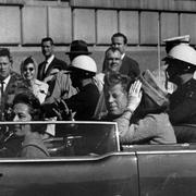 John F Kennedy och hustrun Jaqueline Kennedy i motorkortegen på morddagen 1963.