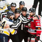 Mikko Lehtonen i bråk med Malmö Redhawks Nichlas Hardt under måndagens andra seminfinal i bäst av sju.