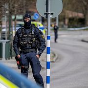 Polis och avspärrningar på Limhamn i Malmö på söndagen efter ett misstänkt mordförsök.