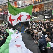 Syrier firar Assadregimens fall i Syrien vid en manifestation på Sergels torg i Stockholm. Arkivbild från 8 december.