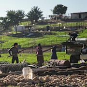 Invånare i Ras Ein al-Auja samlar ihop sina tillhörigheter och förbereder sig på att lämna sina hem på söndagen.