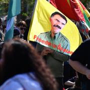 Demonstranter med med texten "Freedom för Öcalan" i Bältesspännarparken under förstamaj