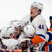 Matthew Schaefer, med nummer 48, jublar efter att lagkamraten Jean-Gabriel Pageau avgjort nattens match.