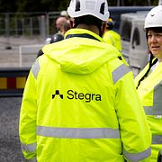 Arbetskläder med logga vid Stålverket Stegra Green Steel i Boden, sommaren 2025.