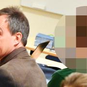 Försvarsadvokat Torgny Dahlberg tillsammans med den man som misstänks för allmänfarlig ödeläggelse. Bild från häktningsförhandlingen. 