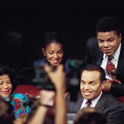 Jermaine Jackson, Katherine Jackson, Rebbie Jackson, Joe Jackson och Tito Jackson (längst bak till höger)/Michael Jackson 1998.