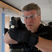 Jakob Eklund som Johan Falk.