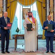 Turkiets president Recep Tayyip Erdogan, Saudiarabiens kronprins Mohammed bin Salman och Pakistans premiärminister Shehbaz Sharif undertecknar avtalet om den så kallade Meckapakten den 7 augusti i år.