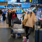 Lufthansa-passagerare köar för att checka in på en flight till Frankfurt. 