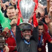 Klopp lyfter Champions League-bucklan efter finalsegern mot Tottenham, 2019.