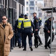 Dansk och svensk polis på plats utanför Malmö Arena.