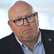 Sverigedemokraternas Magnus Persson (SD), ordförande i arbetsmarknadsutskottet, under dagens pressträff.