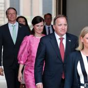 Statsminister Stefan Löfven och övriga ministrar kommer ut på Lejonbackens terrass för ett fototillfälle med den tillträdande regeringen efter skifteskonseljen på Kungliga slottet.