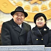 Kim Jong Un och Kim Ju Ae på ett politiskt evenemang 2023. 