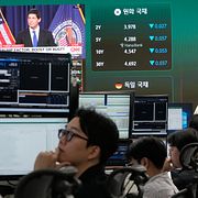 Valutahandlare i Seoul tittar på Federal Reserve-chefen Kevin Warsh under räntebeskedet på onsdagen.
