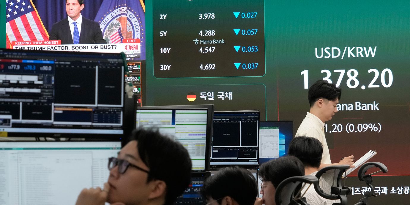 Valutahandlare i Seoul tittar på Federal Reserve-chefen Kevin Warsh under räntebeskedet på onsdagen.