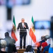 Reza Pahlavi under presskonferensen.