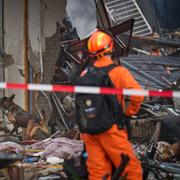 Räddningstjänsten söker igenom rasmassorna efter lördagens explosioner i bostadsområdet Tarwekamp i Haag. 