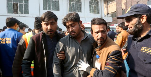 Skadade får hjälp efter självmordsdådet i Pakistan. Muhammad Sajjad / AP