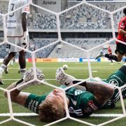 Östers målvakt Robin Wallinder deppar efter att ha släppt in 1-0 under matchen mot Brommapojkarna.