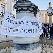 Demonstration till stöd för lokförarna utanför centralstationen i Stockholm.