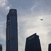 Ett plan flyger över skyskraporna i centrala Dubai i Förenade arabemiraten på lördagen.