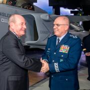 Det första SAAB Gripen E överlämnas till Brasilien i september 2019. Brasiliens försvarsminister Fernando Azevedo E Silva och General Antonio Carlos Moretti Bermudez (H) då chef för Brasiliens flygvapen.