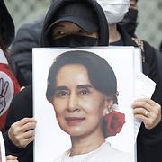 Demonstranter från Myanmar i Taiwan håller upp ett foto av Aung San Suu Kyi.