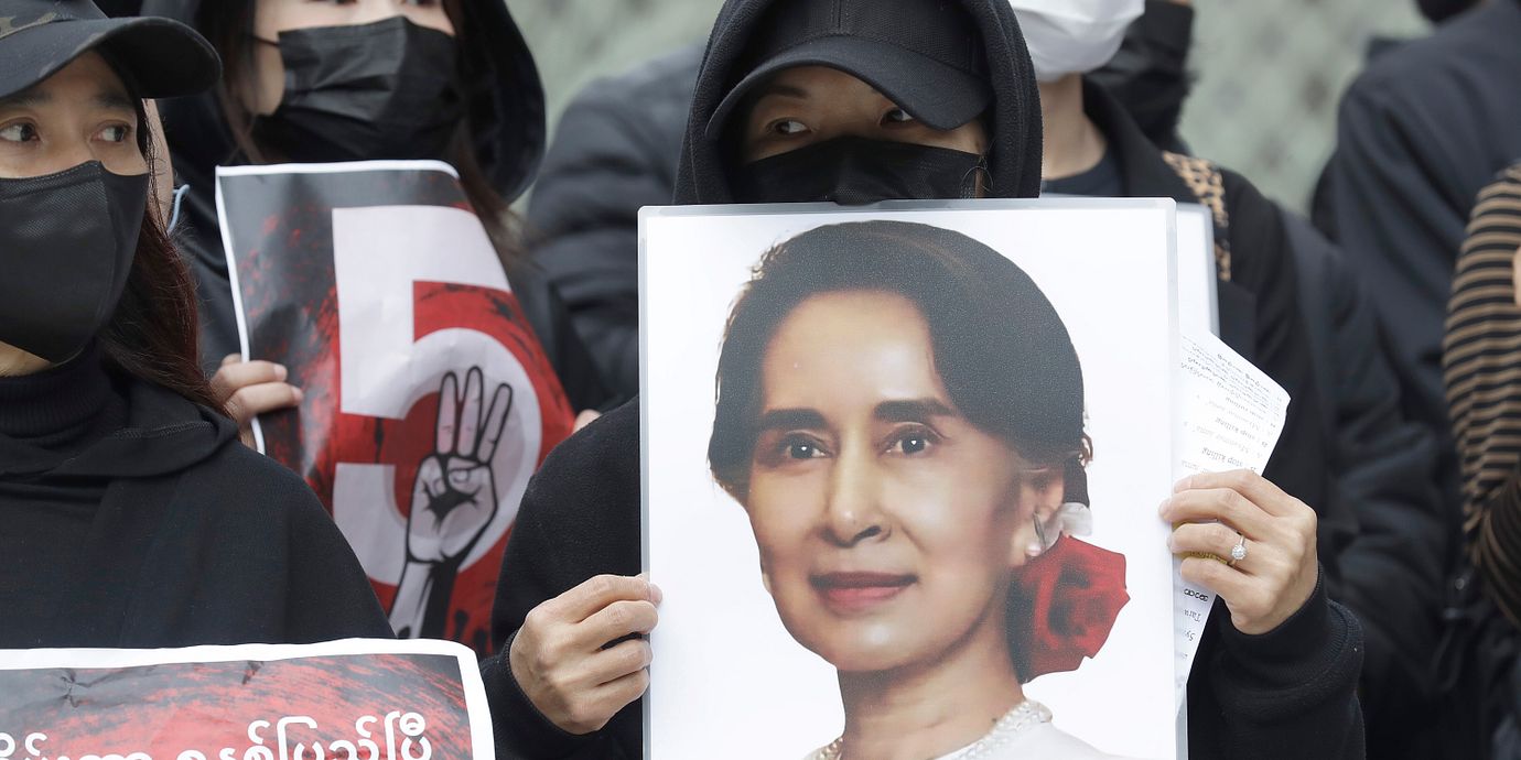 Demonstranter från Myanmar i Taiwan håller upp ett foto av Aung San Suu Kyi.