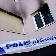 Polisens avspärrningar runt den brandhärjade bönelokalen på Finjagatan i Hässleholm.