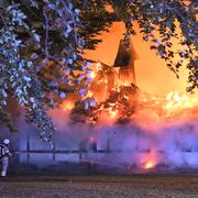 Lindesgården, en Skånelänga i Vellinge söder om Malmö, har totalförstörts i en brand natten till i går.
