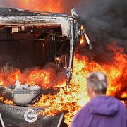 Demonstranter har satt eld på en buss i Belfast.