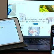 Meta, Google och Tiktok på en uppsättning olika enheter.
