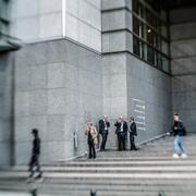 Personal utanför Europaparlamentets byggnad i Bryssel. Arkivbild. 