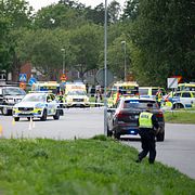 Polis på plats utanför Örebro moské i stadsdelen Vivalla efter skottlossningen.