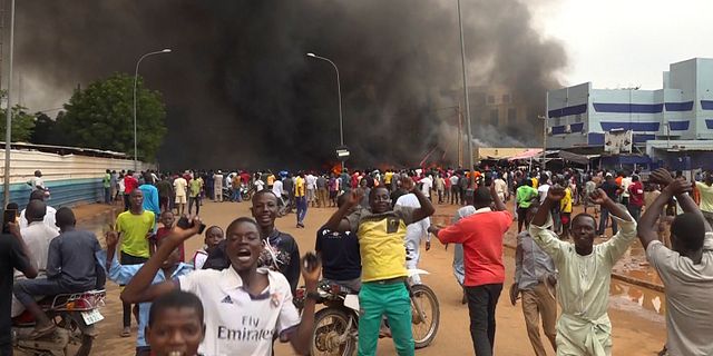 Anhängare som stöder militärkuppen i Niger demonstrerar i Niamey. Fatahoulaye Hassane Midou / AP
