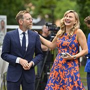 Kristdemokraternas partiledare Ebba Busch (KD) och vice partiledare Jakob Forssmed (KD) spelar boule efter en pressträff i Vasaparken på fredagen.