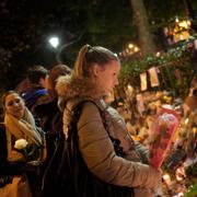 Offren hedras utanför kulturhuset Bataclan.