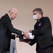 Kommissionens ordförande Jean-Marc Sauvé lämnar över rapporten till biskop Eric de Moulins-Beaufort.