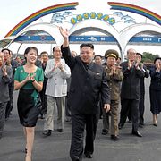 Kim Jong-Un vinkar i samband med invigningen av en nöjespark i huvudstaden Pyongyang. Till vänster i bild syns hans fru, Ri Sol-Ju.