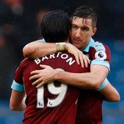 Burnleys Stephen Ward och Joey Barton.