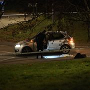 Två personer skadades i samband med en skottlossning i Kälvesta i nordvästra Stockholm på fredagen.